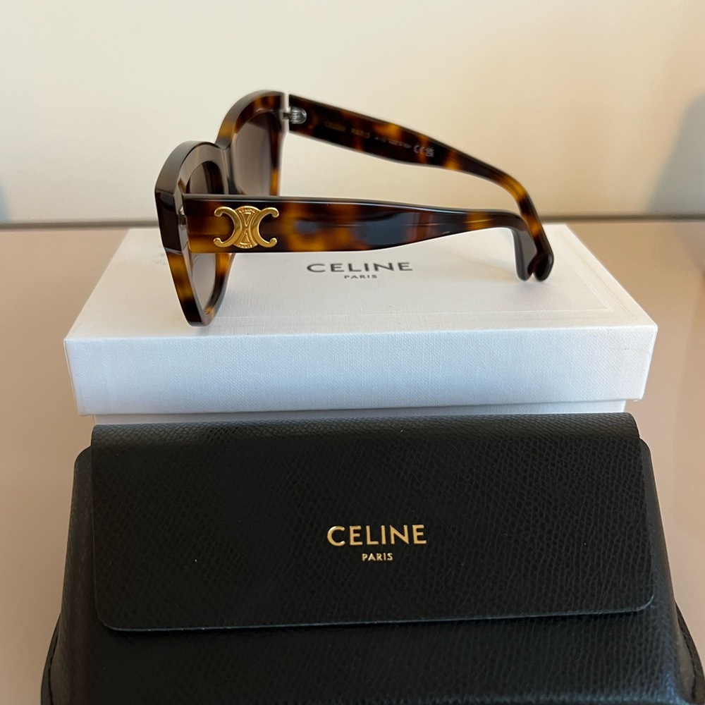 Never Worn: Celine Triomphe CL40253I Sunglasses - Blonde Havana/Roviex G… - Picture 6 of 7